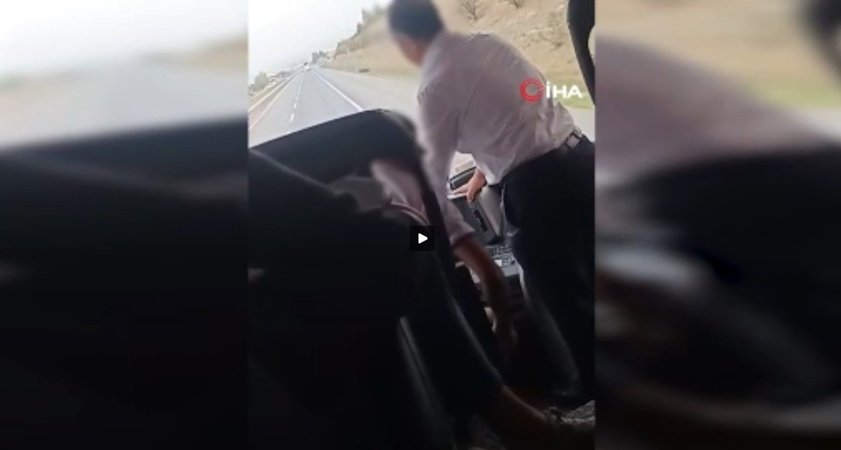 Seyir halindeki yolcu otobüsünde akılalmaz şoför değişimi! O anlar kamerada