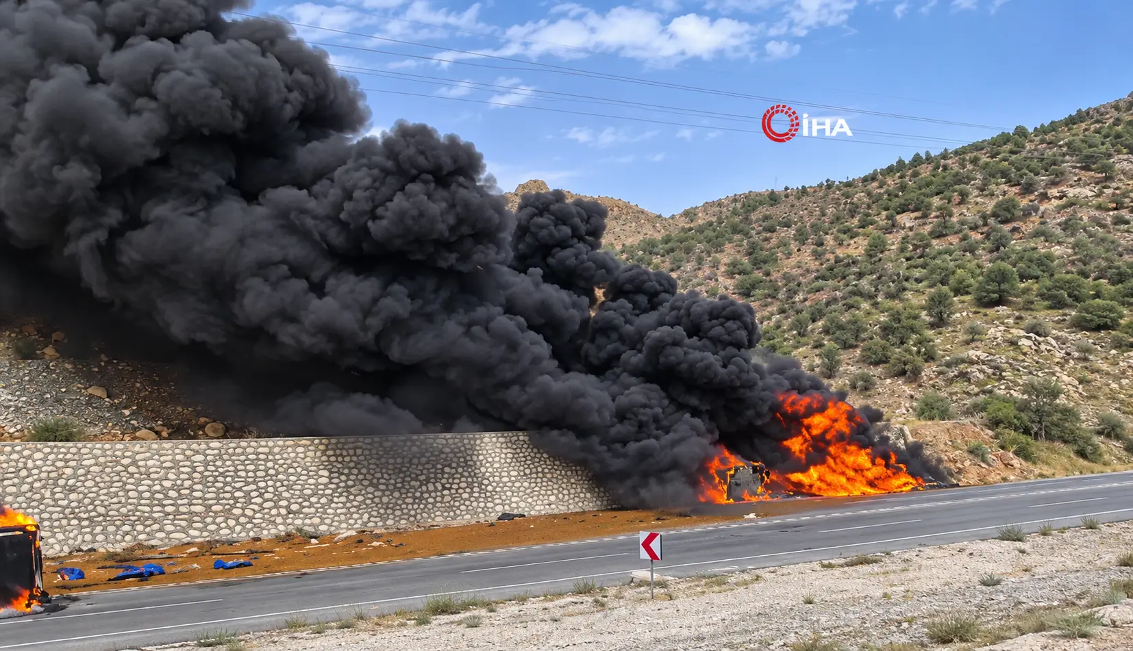 Siirt Baykan Yolunda Iki Tır Çarpıştı Araçlar Alev Aldı 4 (1)
