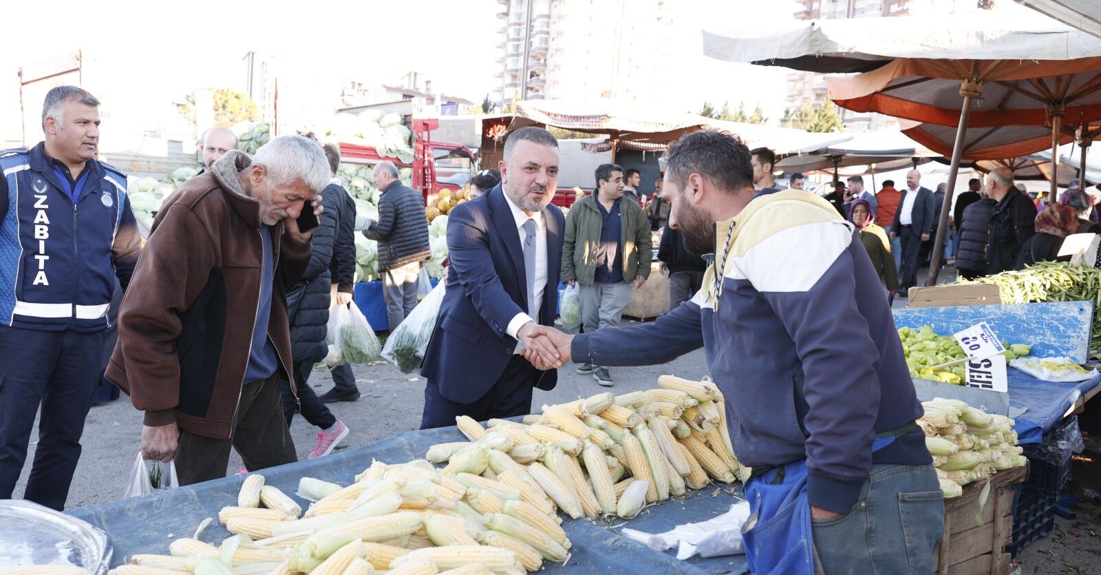 Sincan’da Pazar Ziyareti Başkan Ercan Esnafla Sohbet Etti2
