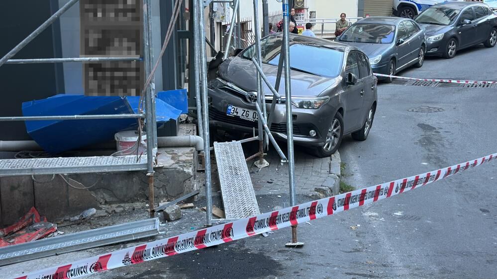 Şişli’de Kontrolden Çıkan Otomobi, Araç Ve Yayaya Çarptı