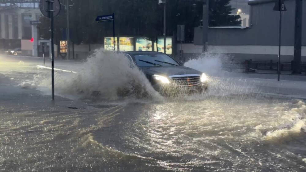 Şişli'de Onlarca Araç Suyun Ortasında Kaldı