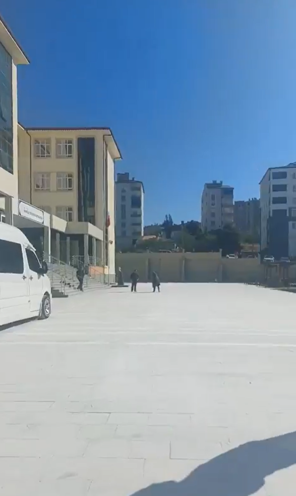 Sivas'ta KPSS’ye geç kalan kadın kapının önünde bağırdı!