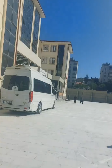 Sivas'ta KPSS’ye geç kalan kadın kapının önünde bağırdı!