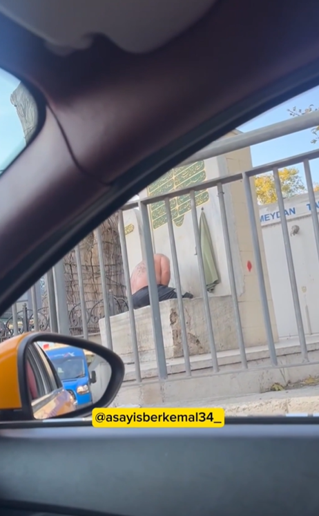 Sokak ortasında ilginç görüntü! Çeşme suyuyla duş aldı