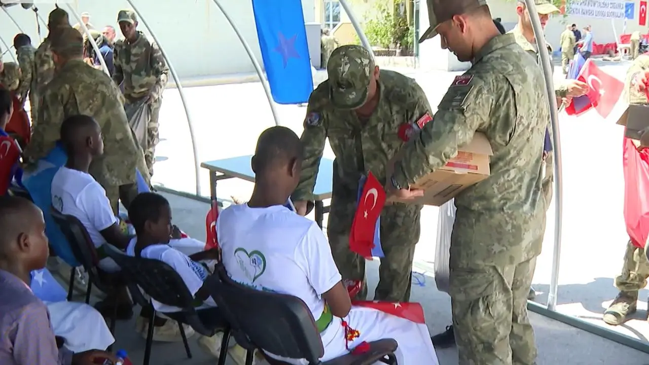 Somali'de Türk Askerinden Anlamlı Destek Çocuklar Unutulmadı (1)