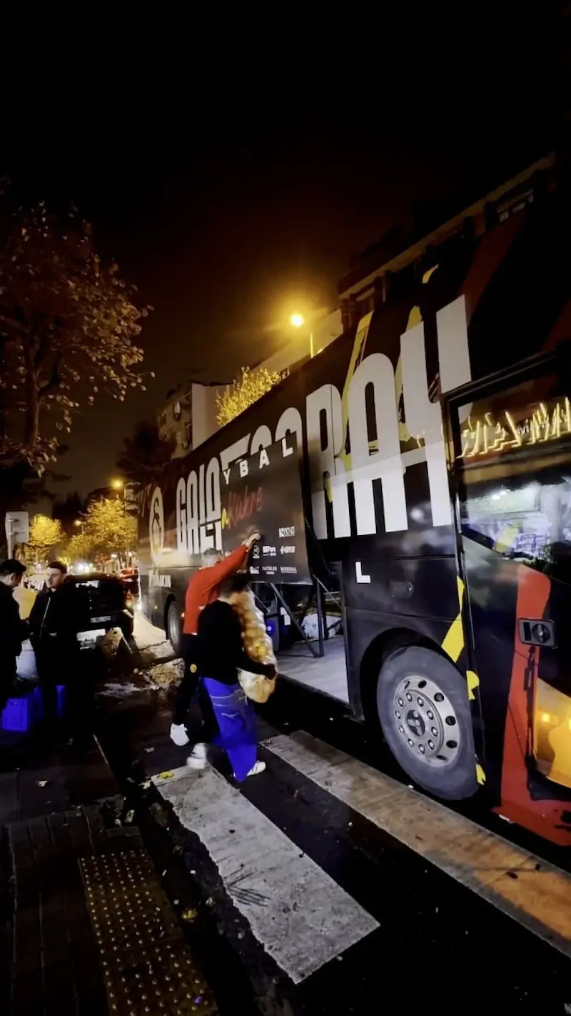 Sosyal Medyanın Gündemine Oturdu Galatasaray Otobüsünde Ilginç Anlar (1)