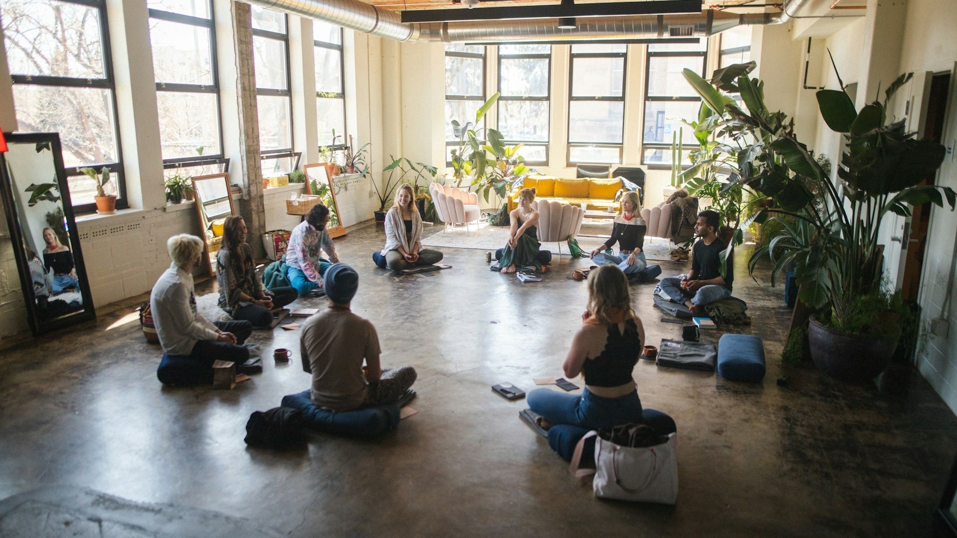 Studyoda Grup Yoga Dersi Oturus