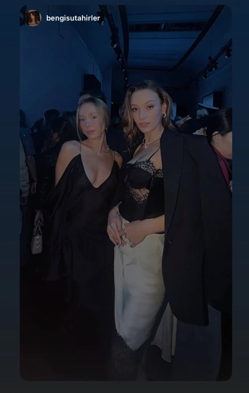 Sümeyye Aydoğan Tarzı Paris Moda Haftası'nda Dikkatleri Üzerine Çektii