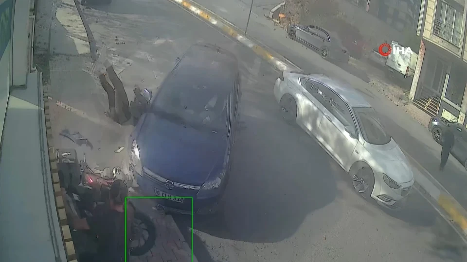 Sürücü Önce Motosikletliye, Ardından Kaldırımda Yürüyen Yayaya Çarptı