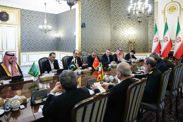 Tahran'da Kri̇ti̇k Görüşme
