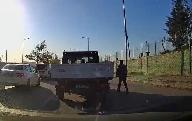 Tartıştığı Sürücünün Kamyonetine Attığı Tekme