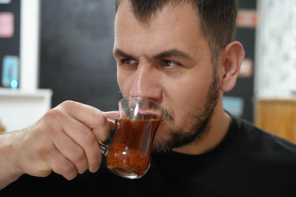 Tatlıya Bile Pul Biber Atıp Yiyor