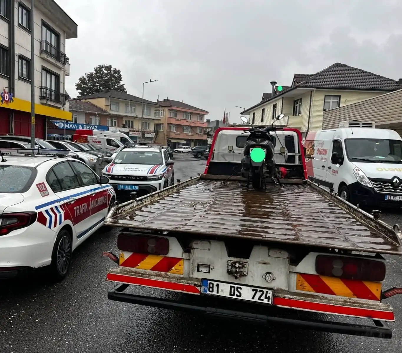 Tehlikeli Sürüşlerini Sosyal Medyada Paylaştılar! İki Araç Trafikten Men Edildi (2)