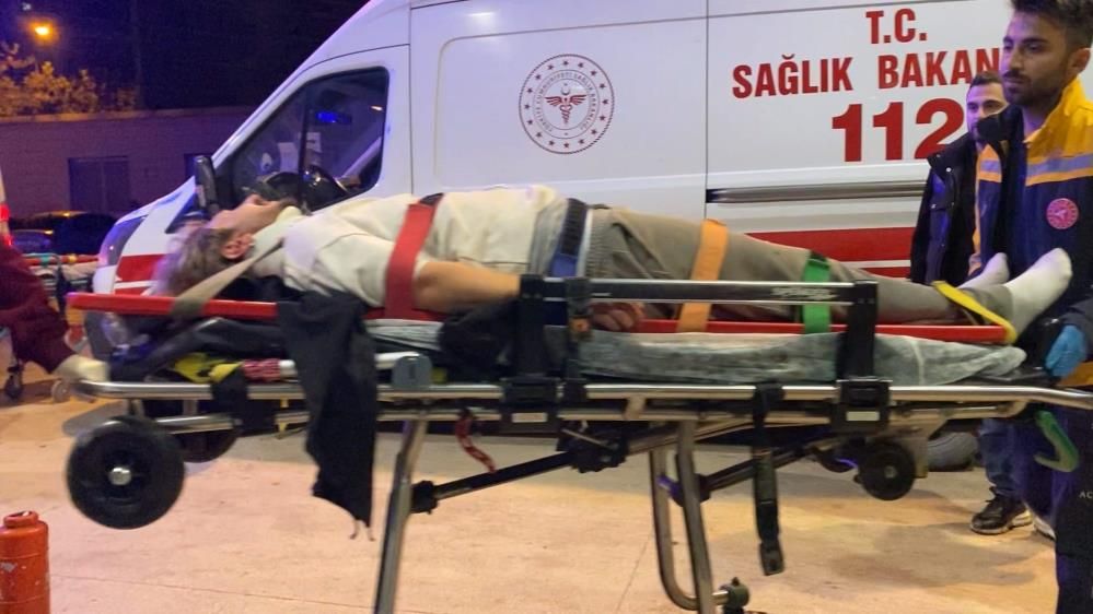 Tır Ile Kamyonet Çarpıştı