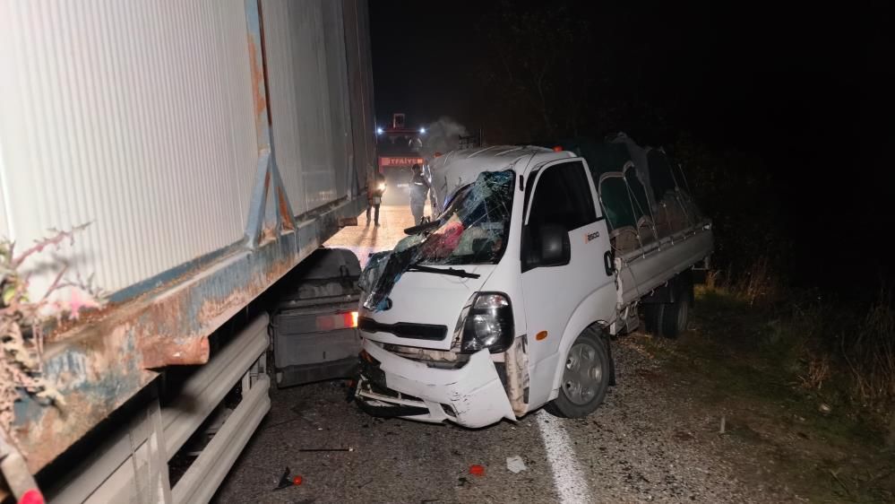 Tır Ile Kamyonet Kafa Kafaya Çarpıştı 2 Ağır Yaralı