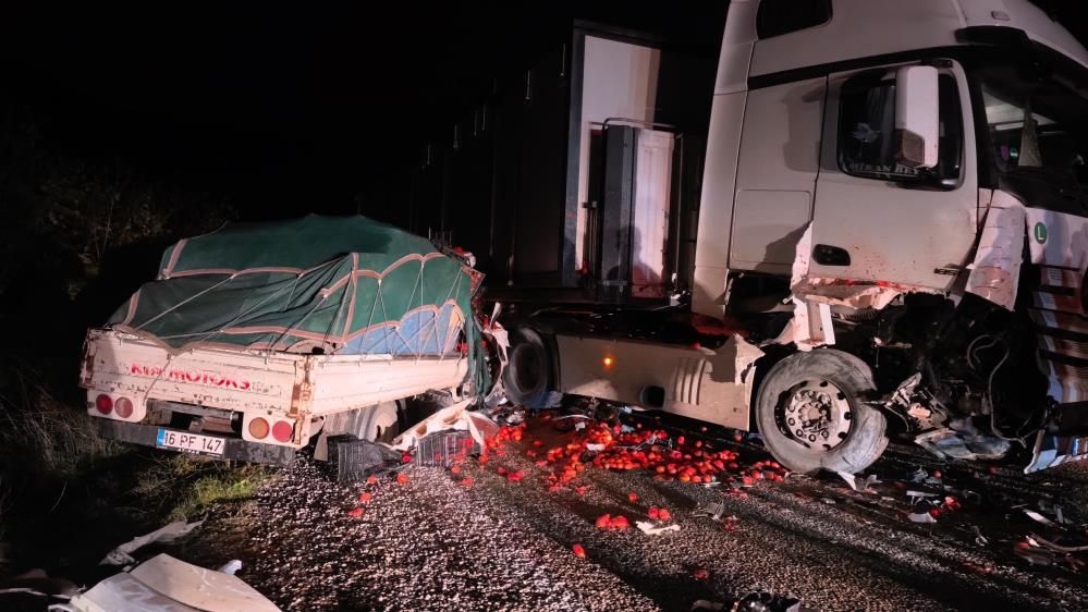 Tır Ile Kamyonet Kafa Kafaya Çarpıştı