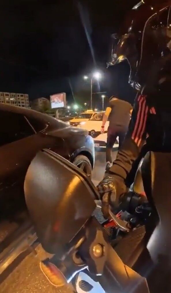 Trafikte telefonla uğraşan otomobil sürücüsü Porsche'ye çarptı!
