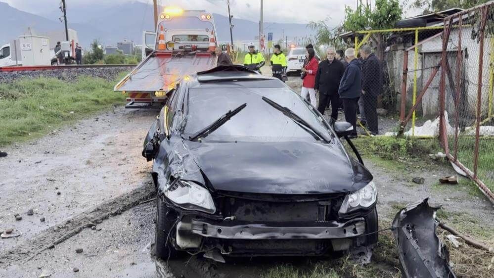Trenin Çarpmasıyla Metrelerce Sürüklenen Otomobildeki Anne Hayatını Kaybetti