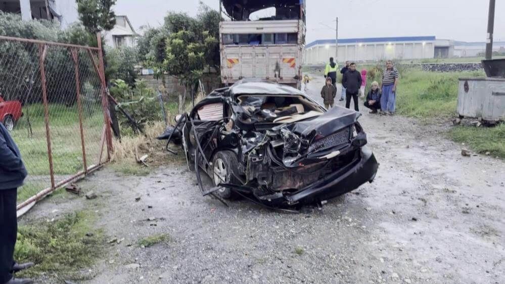 Trenin Çarpmasıyla Metrelerce Sürüklenen Otomobildeki Anne Öldü