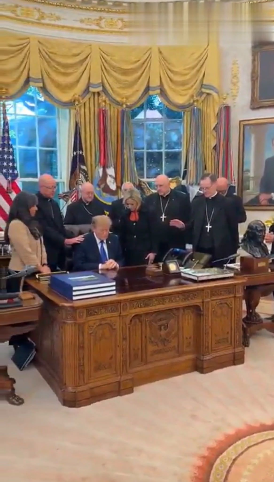 Trump’ın Çevresinde Toplanıp Dua Ettiler Oval Ofis’ten Görüntüler