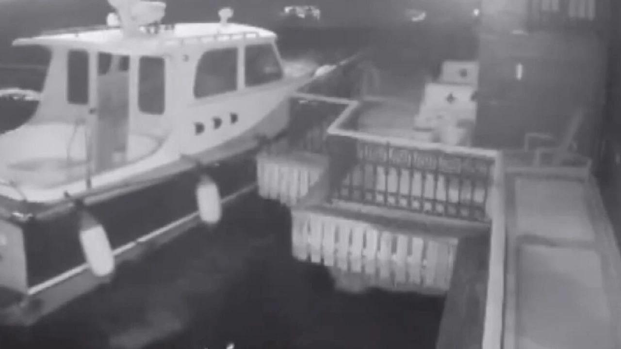 Üsküdar'da Yolcu Vapuru Yalıya Çarptı.