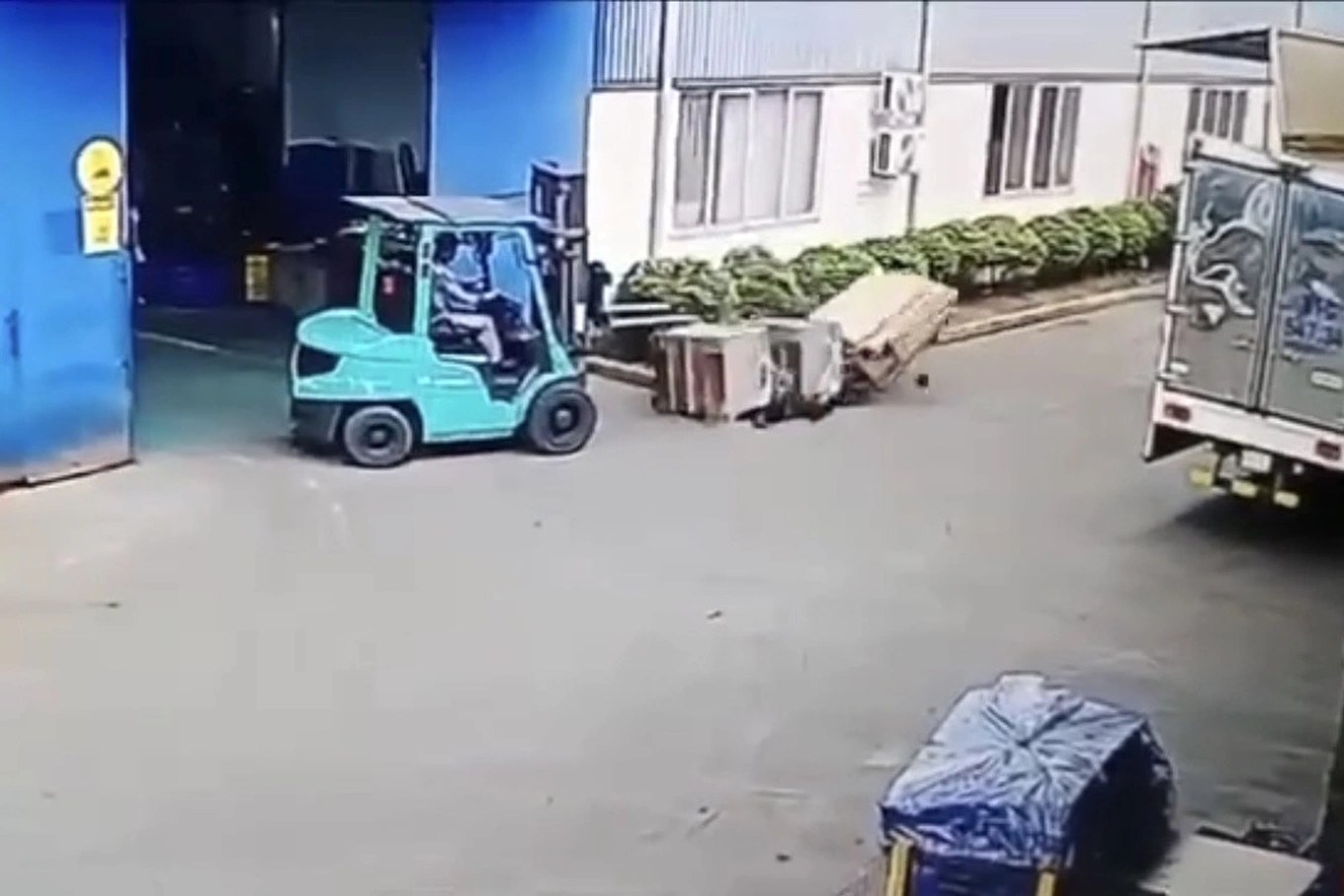 Vietnam'da Forkliftten Düşen Paletlerin Altında Kalan Bir Işçi, Hayatını Kaybetti