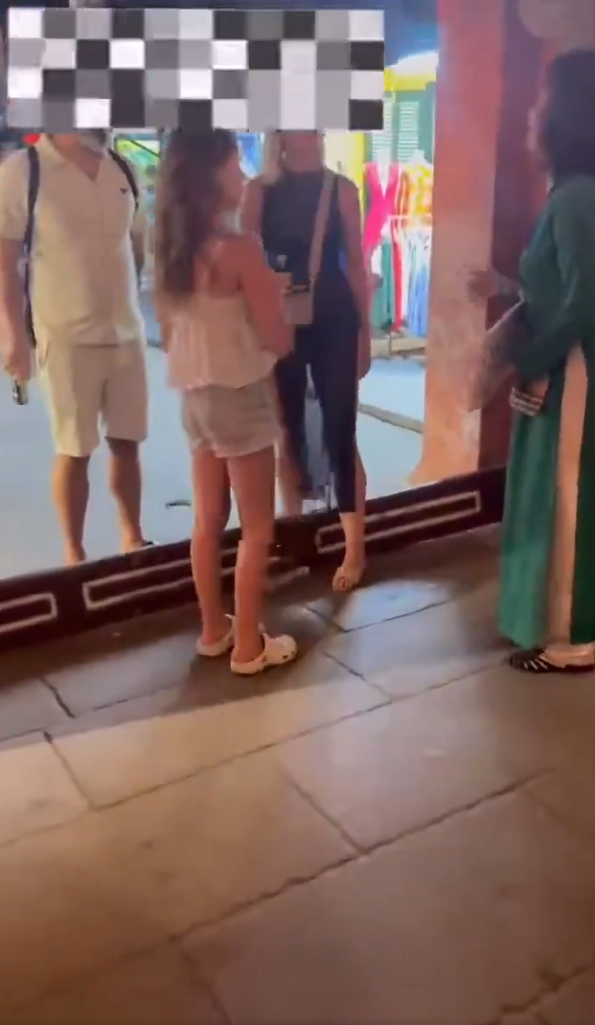 Vietnam’da Türk turist aileye kıyafet engeli! Antik kentin kapısından çevrildiler