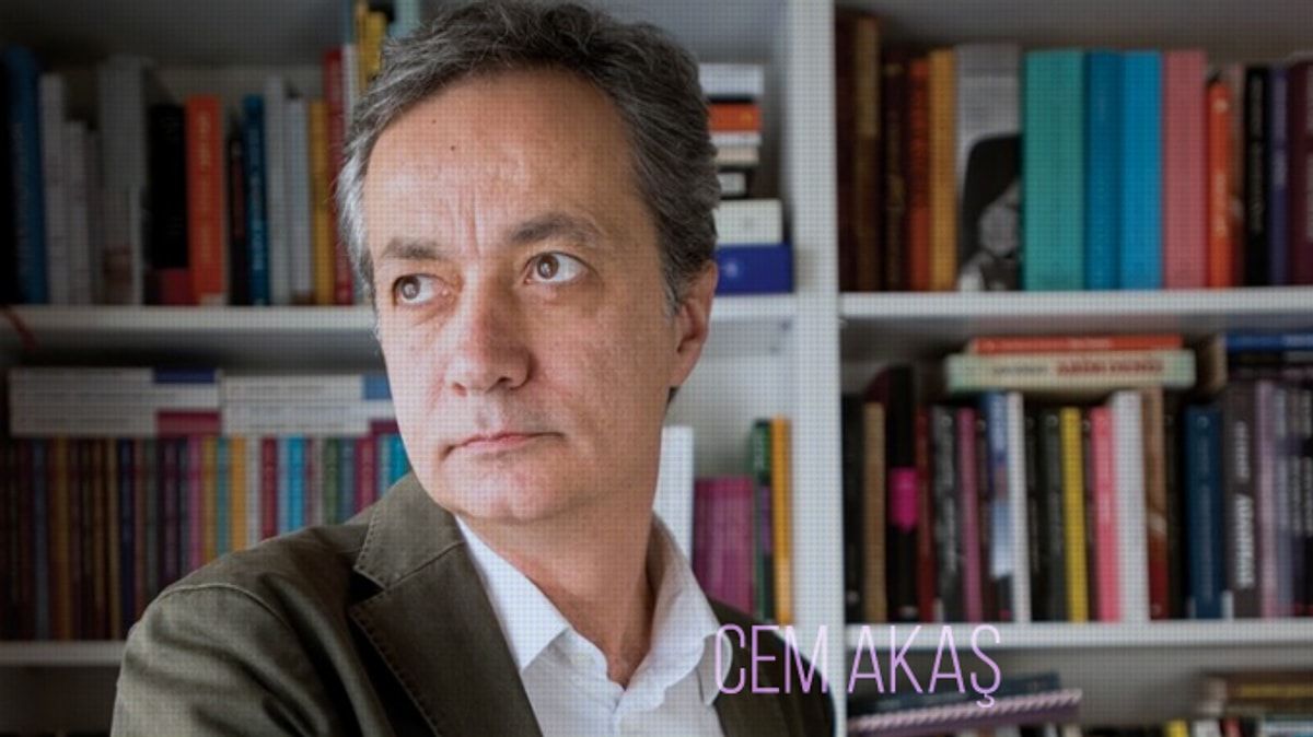 Yazar Cem Akas Oglu Can Akas Elektronik Sigara Uyarisi
