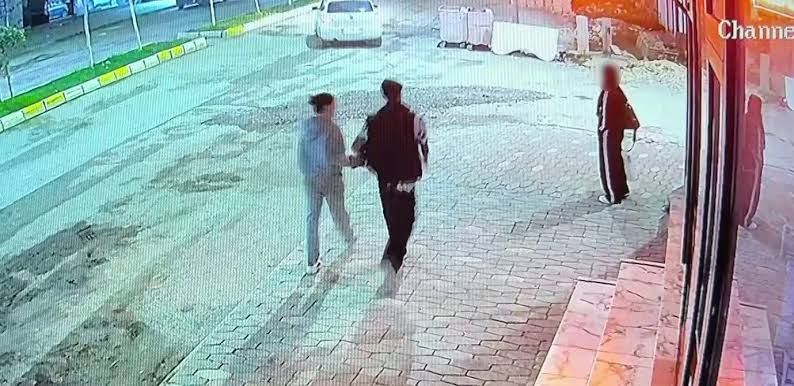 Yemek Yiyen Kediye Taşla Vurdu