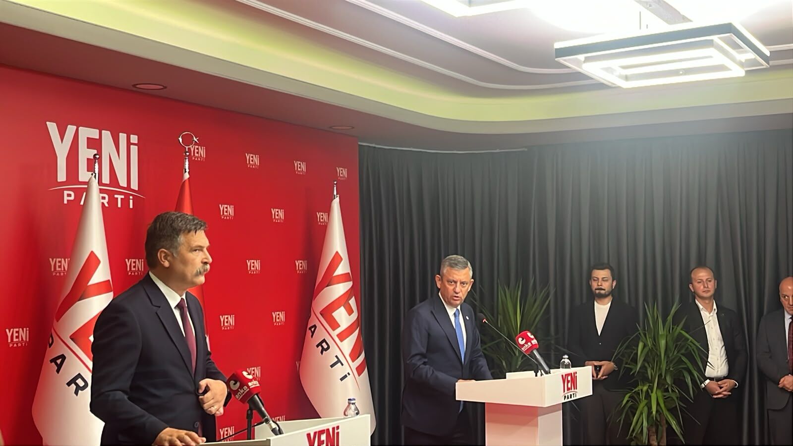 Yeni̇ Parti'de Kritik Görüşme.özel Baş Ortak Basın Açıklaması Yapıyor