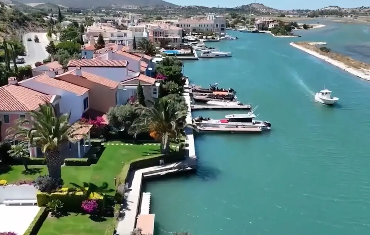Yeşilçam Yıldızı Salih Güney'in Çeşme'deki Evi Dikkat Çektii