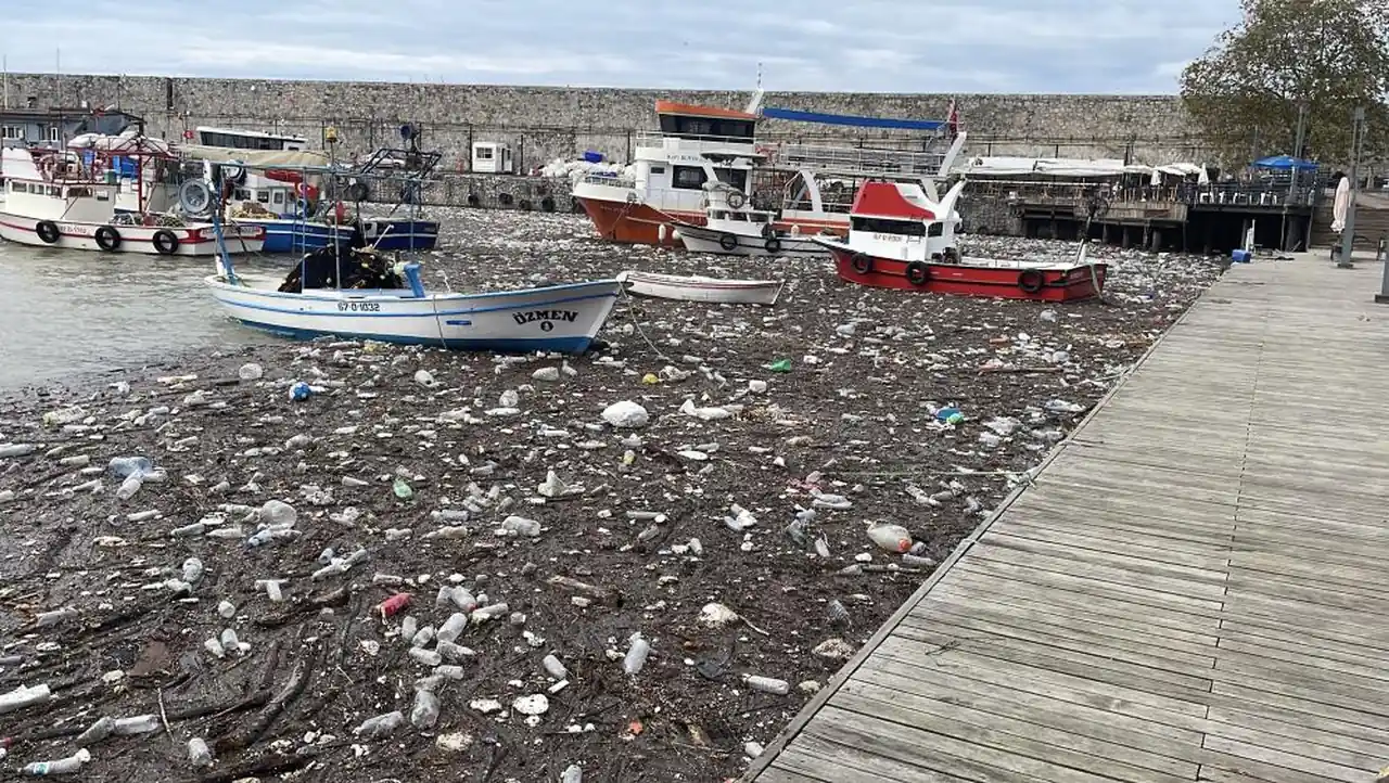 Zonguldak Limanı Çöplerle Kaplandı