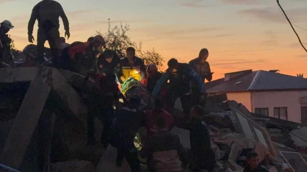 Zonguldak'ta 3 Katlı Bina Çöktü 1 Kişi Kurtarıldı, Enkaz Altındaki Kişiyi Kurtarma Çalışması
